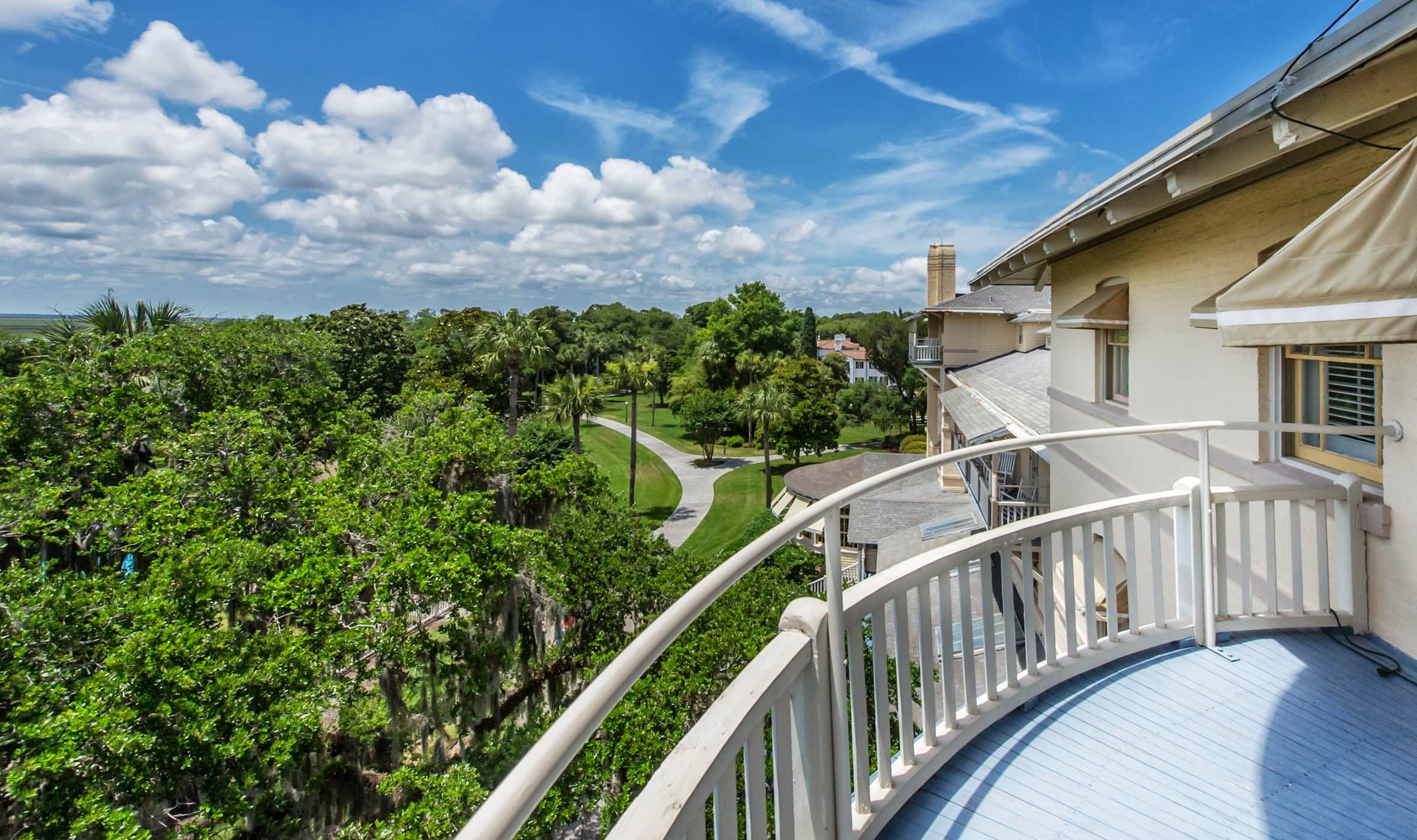 A balcony over looking greenery