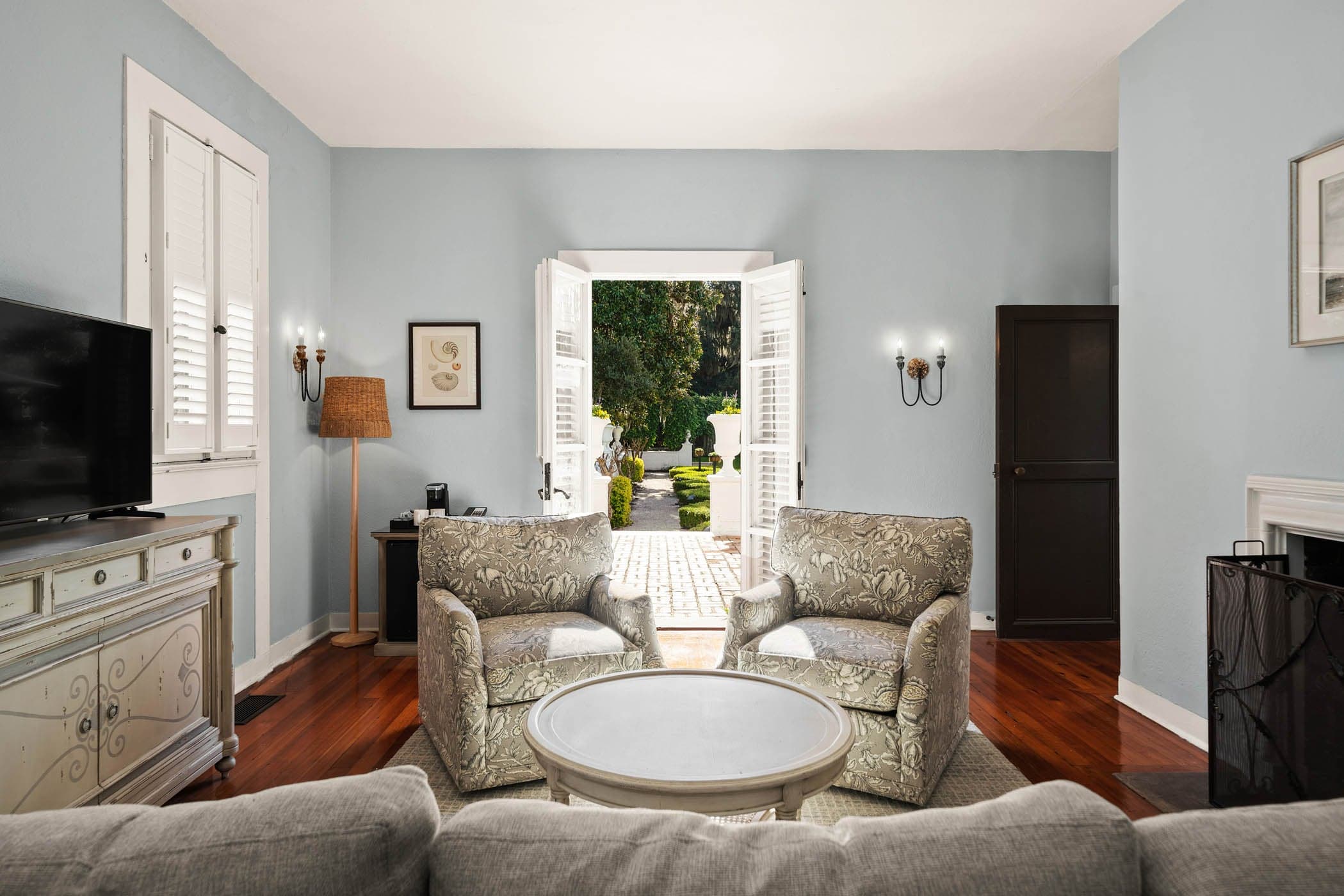 A Beautiful room with a living space and a fire place at JICR