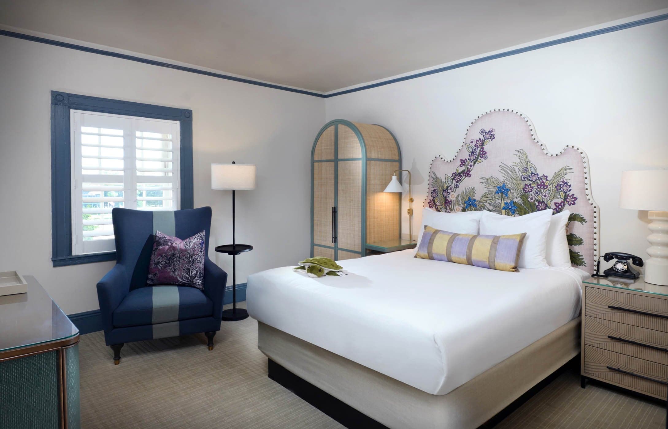 A Standard King River Side room