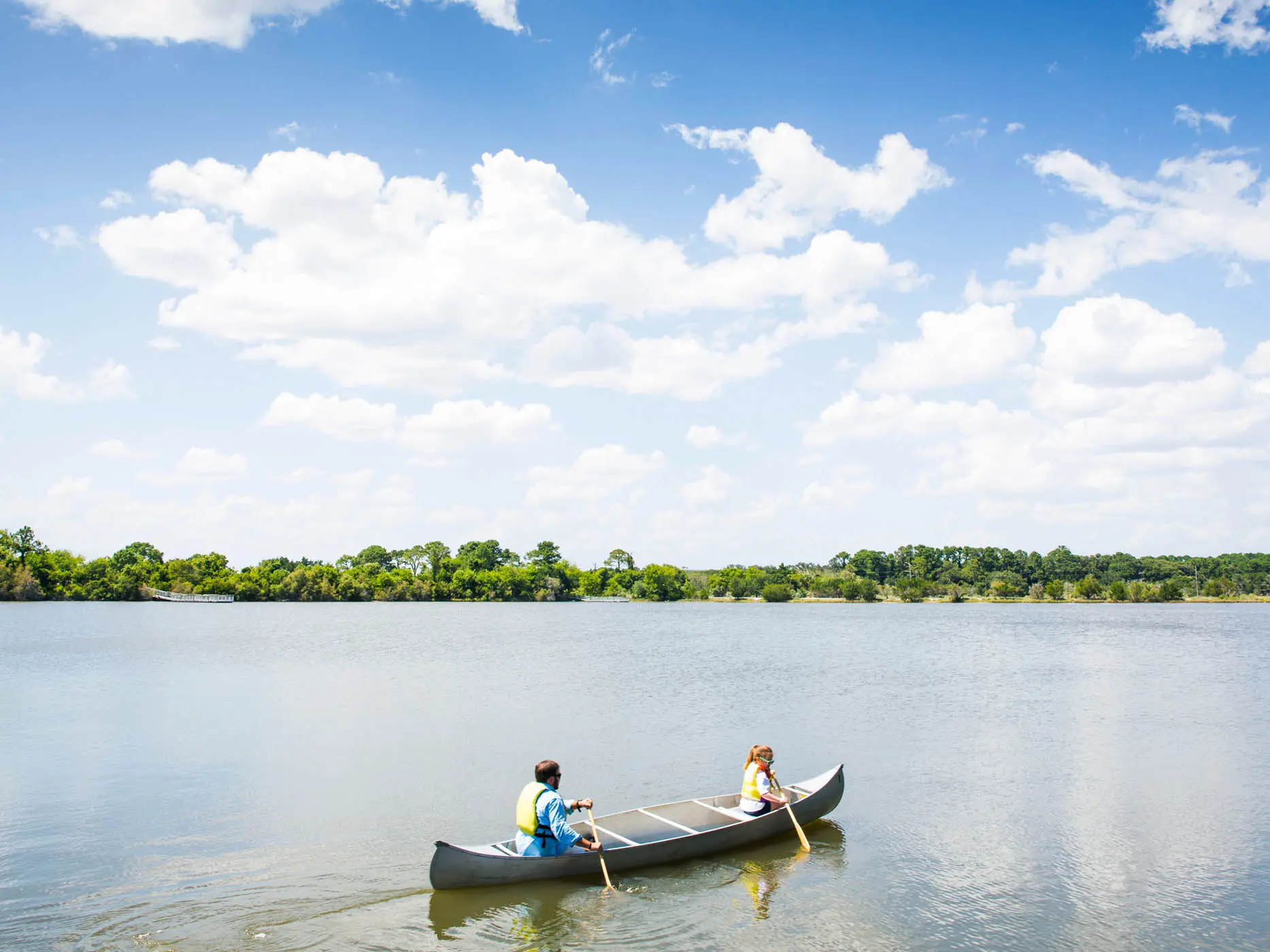 2 people canoeing