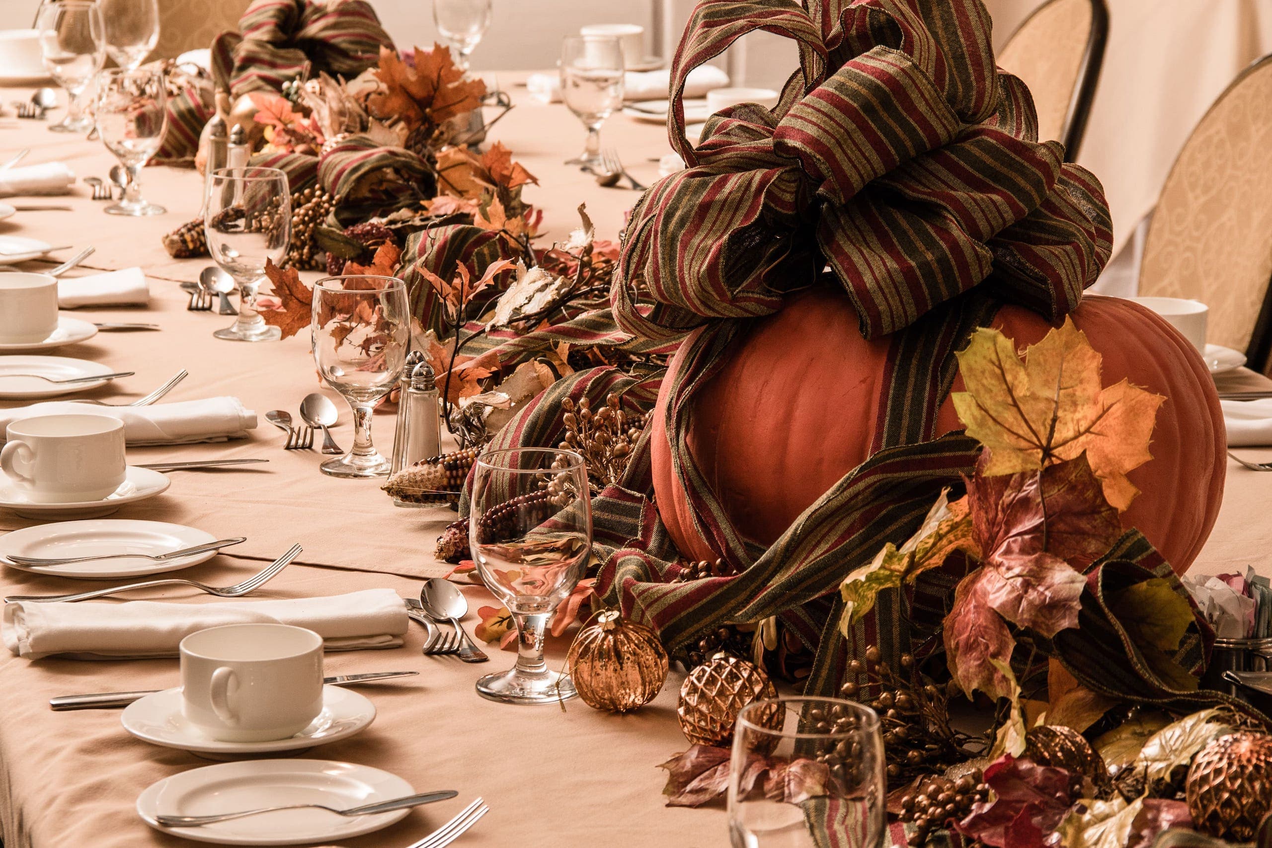 A table decorated with Thanksgiving decorations