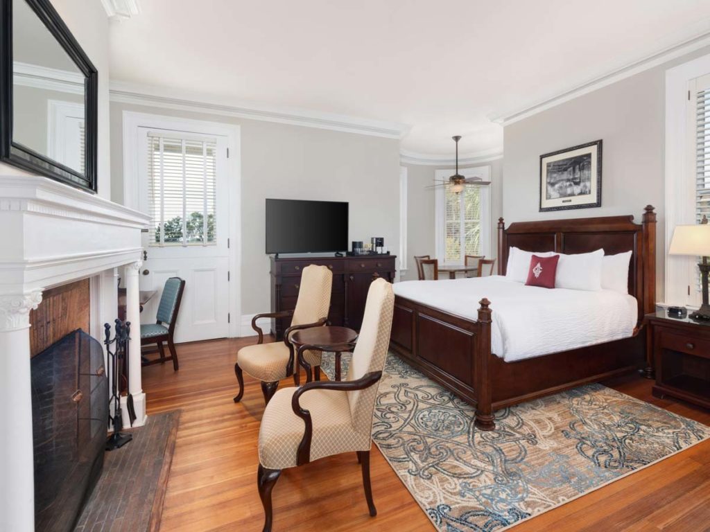 Sans Souci Deluxe King Guestroom.